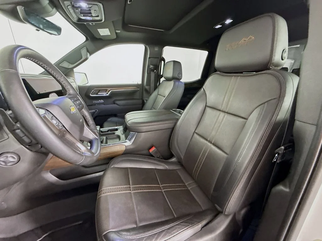 Used 2023 Pearl Chevrolet High Country image 5