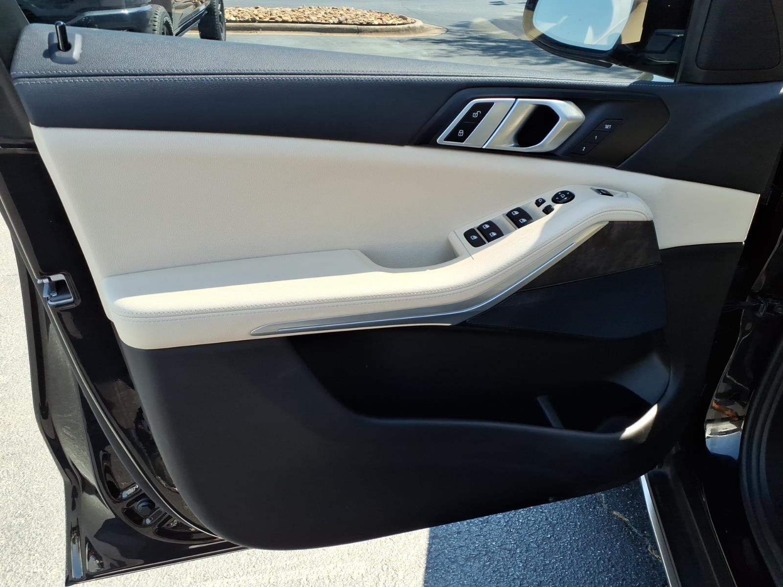 Used 2022 Black BMW xDrive40i image 18