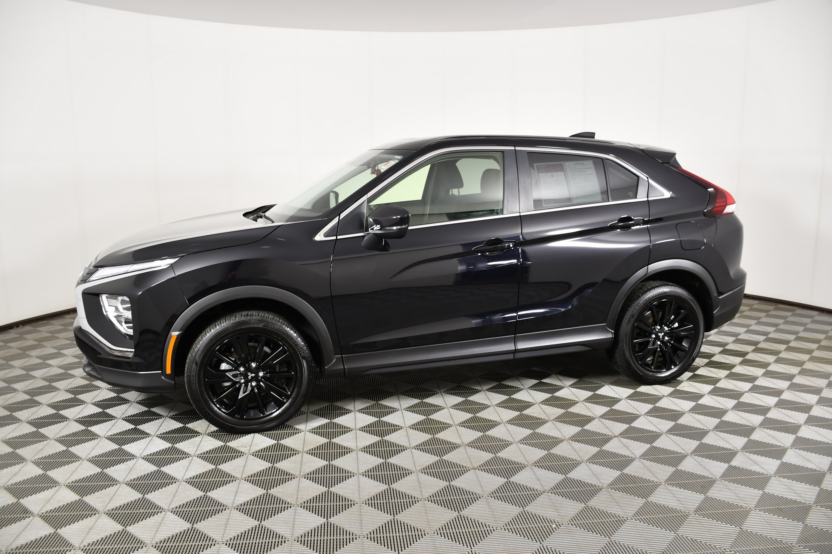Certified Used 2025 Labrador Black Pearl Mitsubishi LE image 9