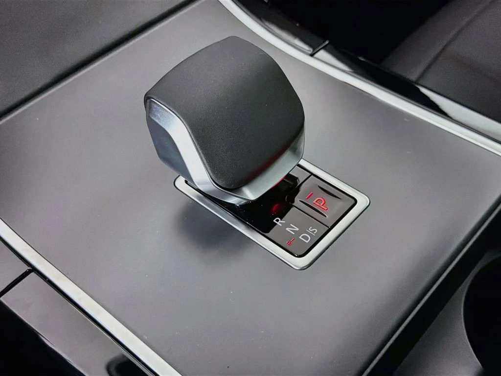 New 2026 Tribeca Blue Land Rover S image 17