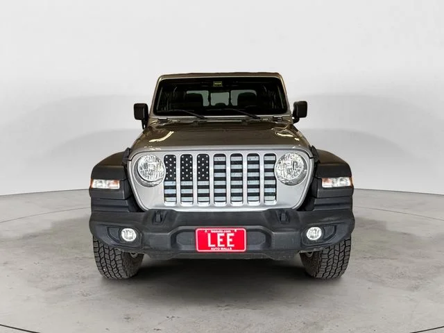 Used 2020 Silver Jeep Sport image 9
