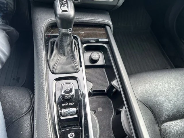 Used 2018 Silver Volvo T5 Momentum image 18