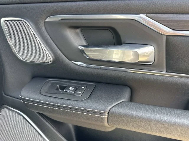 New 2026 Ivory White Tri-Coat Pearl-Coat Exterior Paint RAM Laramie image 39
