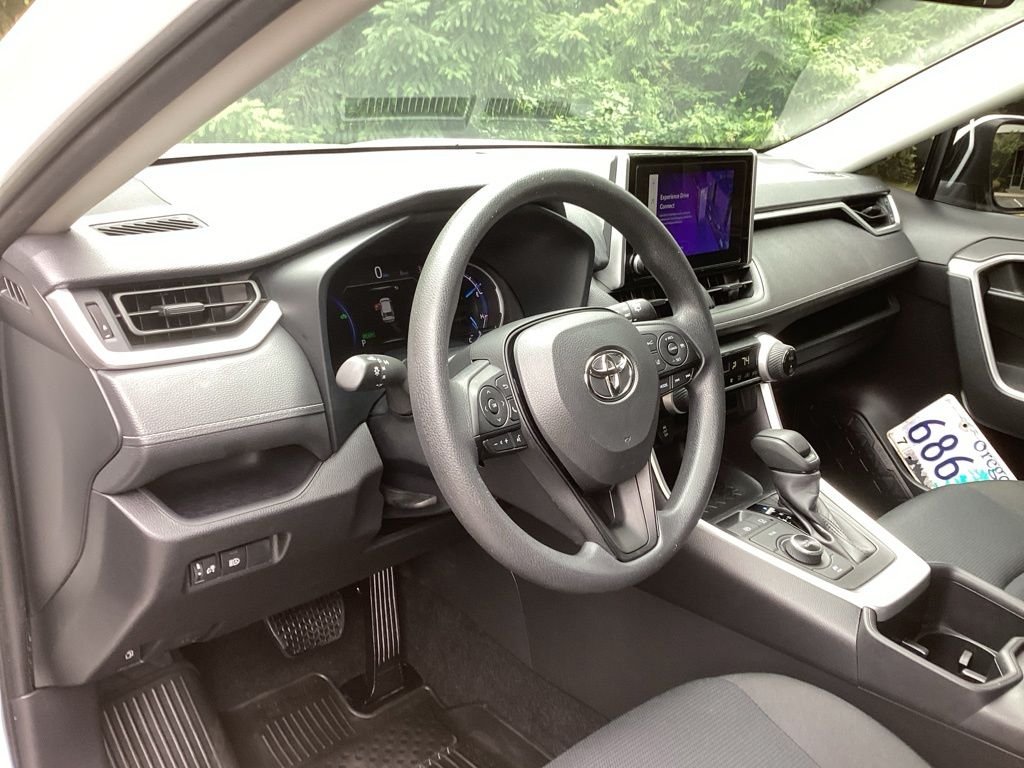 Used 2025 White Toyota LE image 11