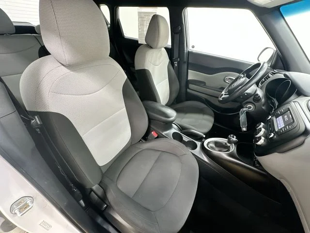 Used 2019 White Kia Base image 24