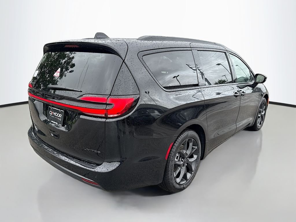 New 2027 Diamond Black Crystal Pearl-Coat Exterior Paint Chrysler Limited image 4