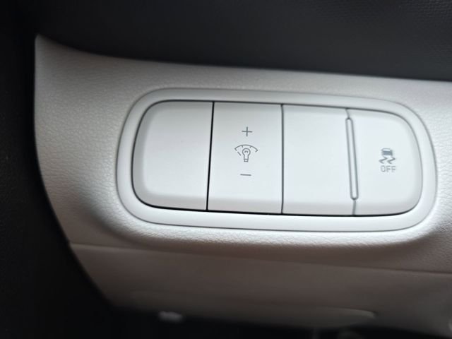 Used 2025 White Hyundai SEL image 25