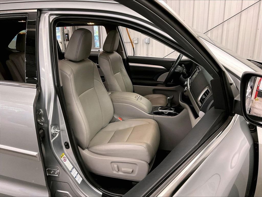 Used 2018 Silver Toyota XLE image 10