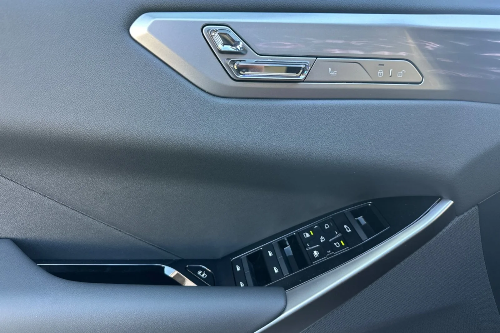 New 2027 Alpine White BMW 40 xDrive image 10