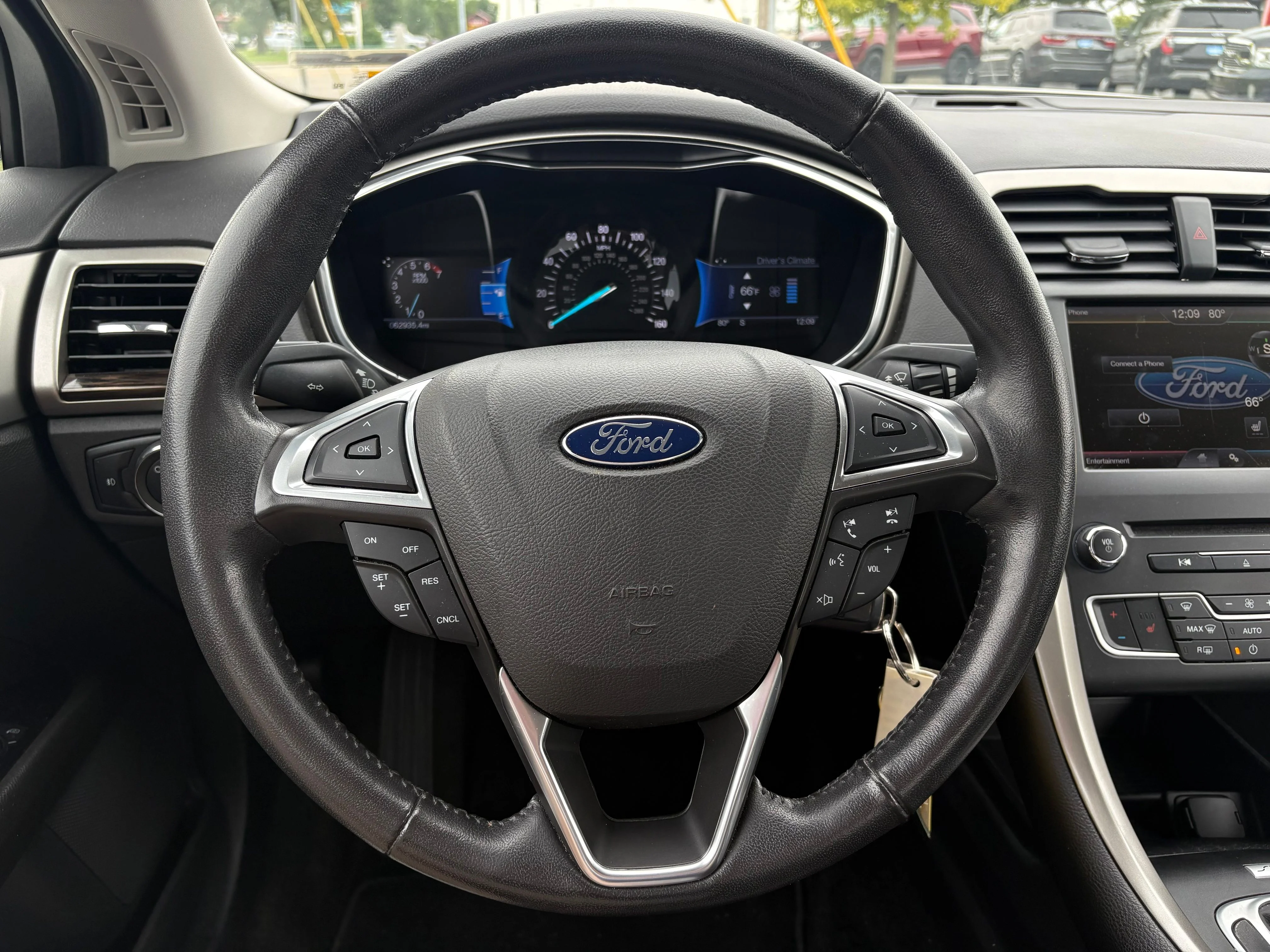 Used 2016 White Platinum Clearcoat Metallic Ford SE image 10