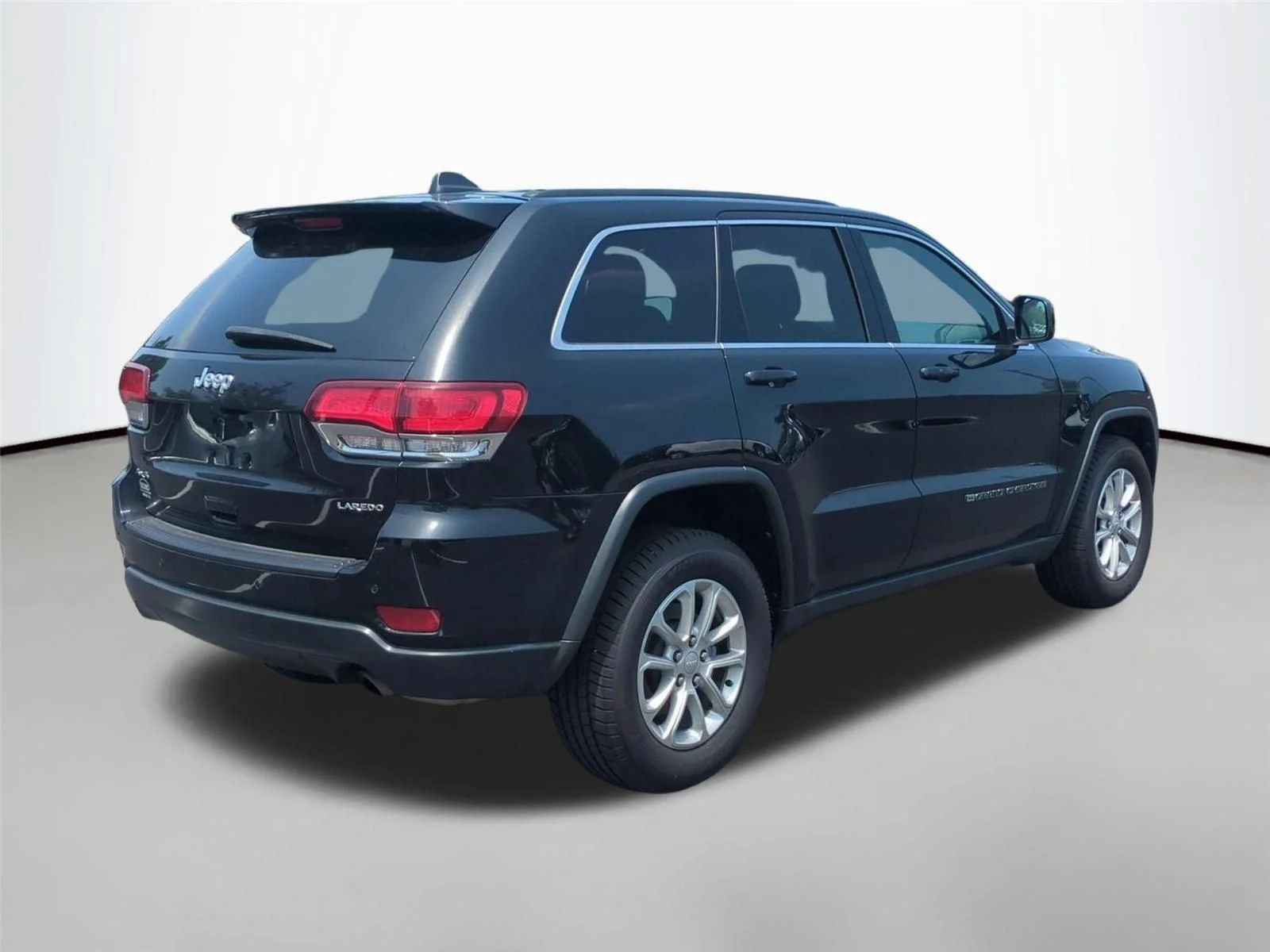 Used 2022 Diamond Black Crystal Pearlcoat Jeep Laredo X image 5