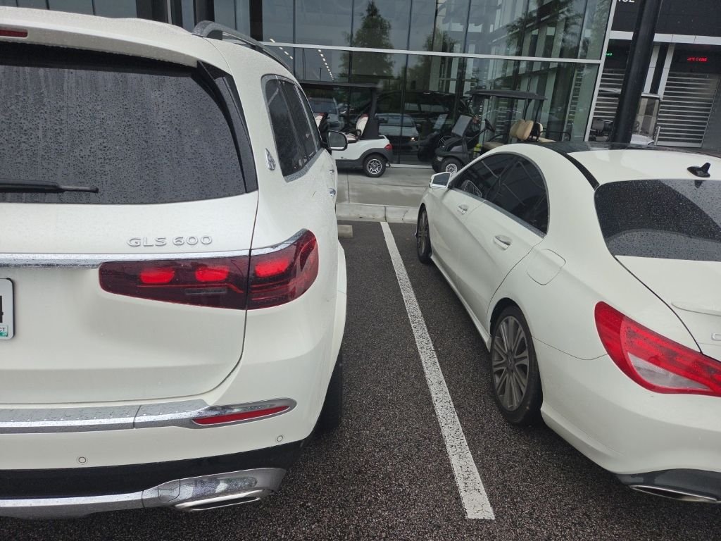 Certified Used 2024 MANUFAKTUR Diamond White Metallic Mercedes-Benz Maybach GLS 600 image 8