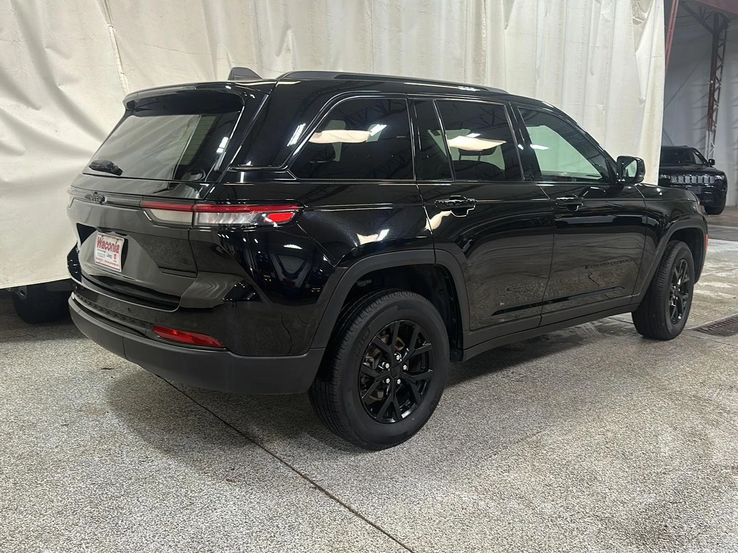 Used 2025 Diamond Black Crystal Pearlcoat Jeep Altitude image 9