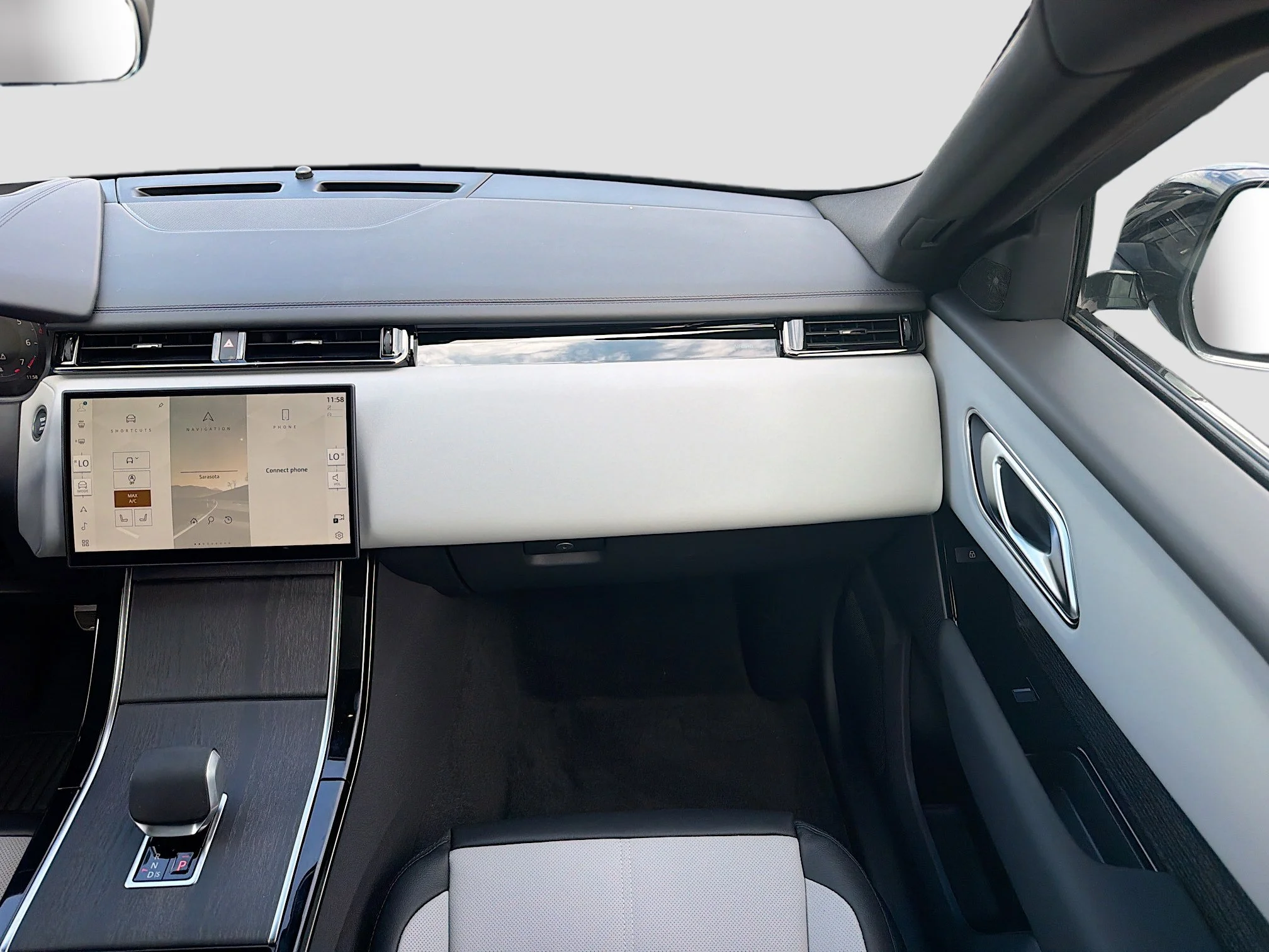 New 2026 Santorini Black Land Rover Dynamic SE image 18