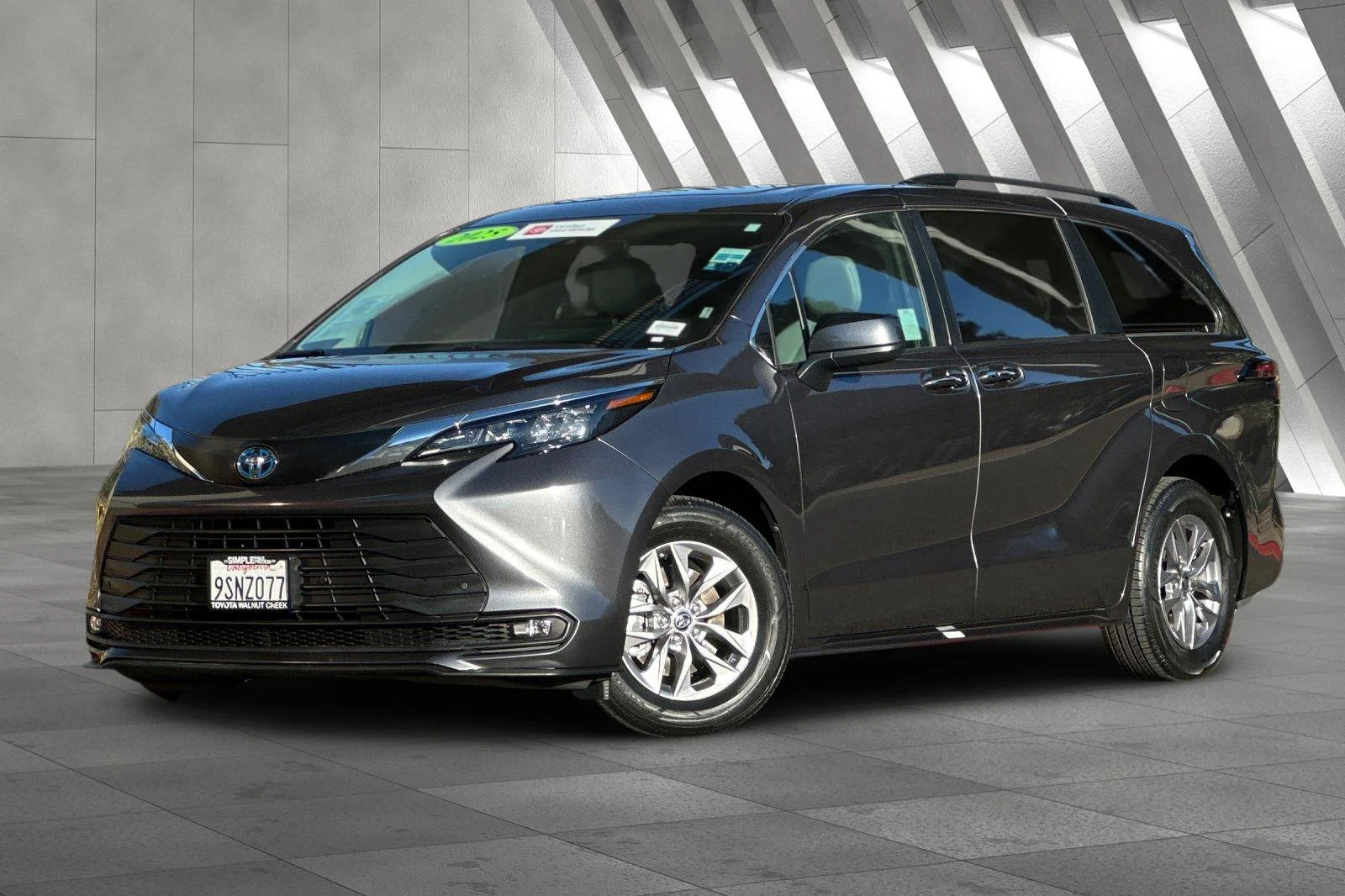 2025 Toyota Sienna XLE - Photo 2