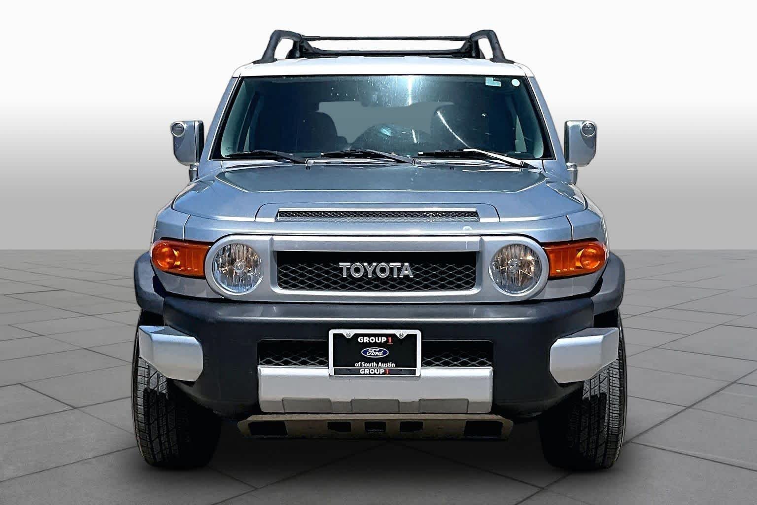 Used 2008 White / Titanium Metallic Toyota  image 3