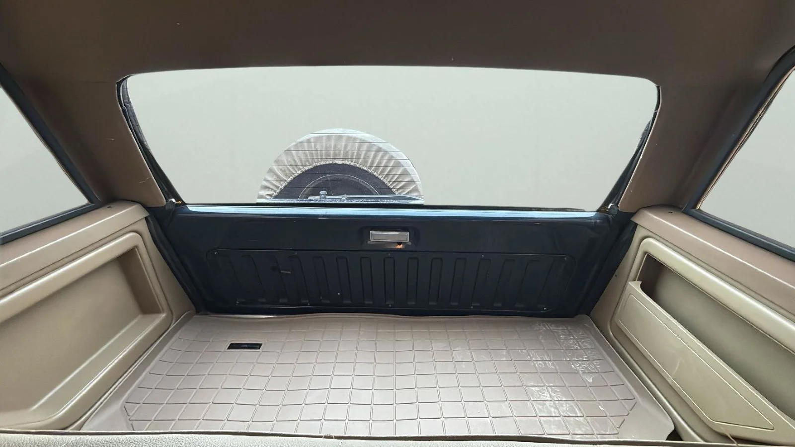 Used 1988  Ford XLT image 49