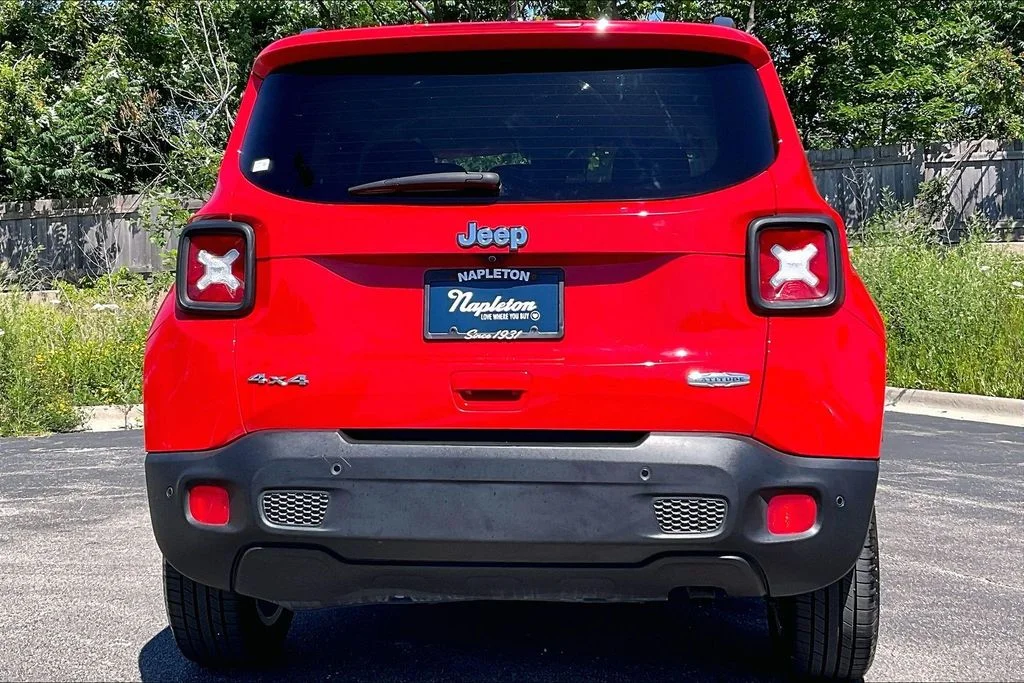 Used 2018 Red Jeep Latitude image 3