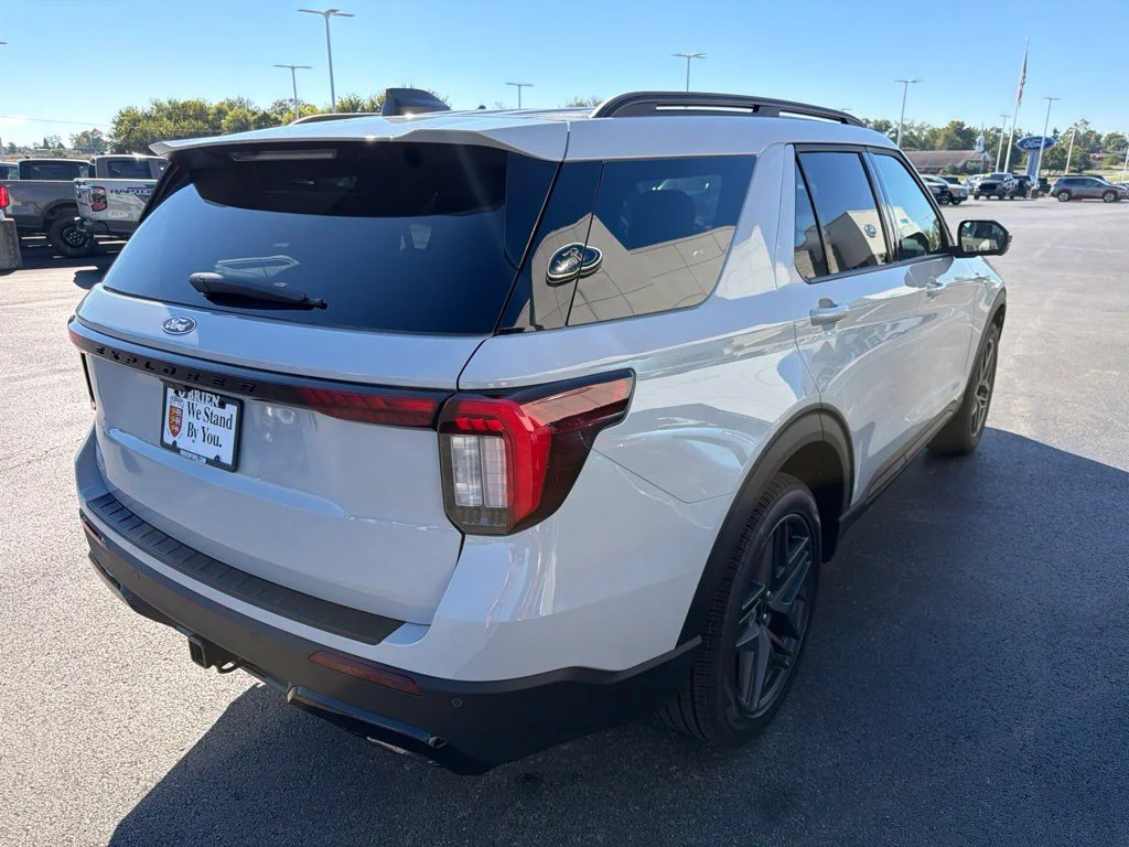 New 2027 Avalanche Gray Ford ST-Line image 5