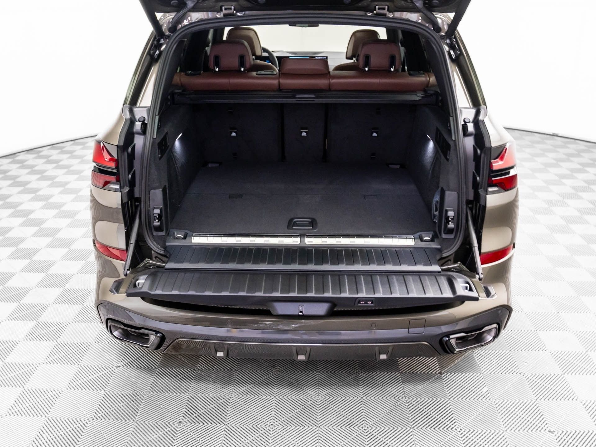 New 2026 Manhattan Green Metallic BMW xDrive50e image 31
