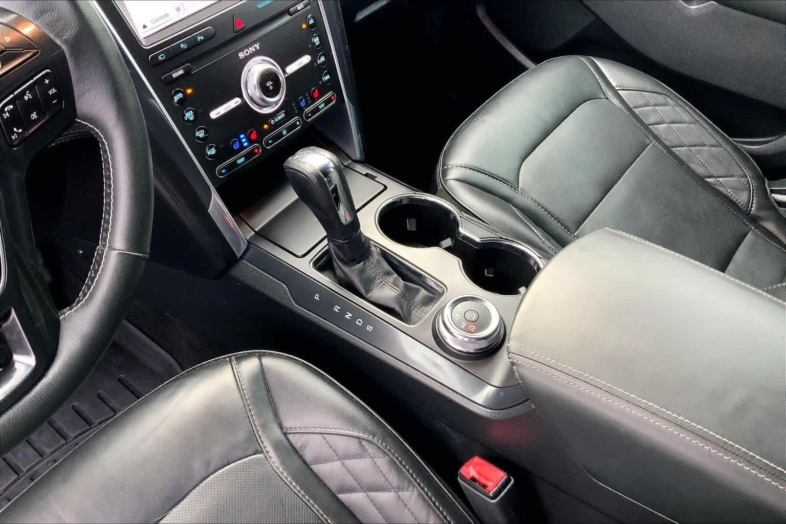 Used 2019 White Platinum Metallic Tri-Coat Ford Platinum image 17