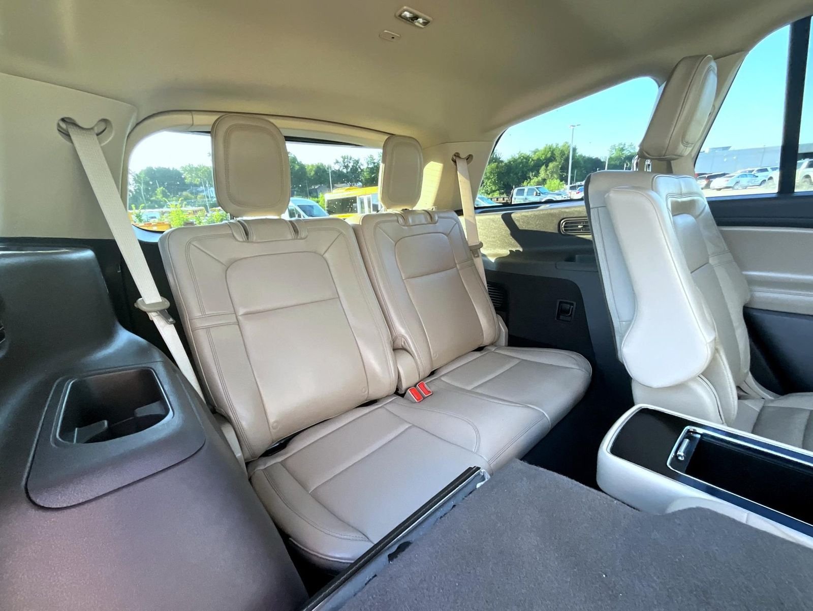 Used 2023 White Lincoln Reserve image 22
