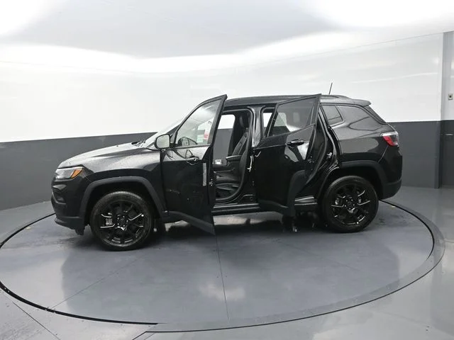 New 2026 Diamond Black Crystal Pearl-Coat Exterior Paint Jeep Latitude image 31
