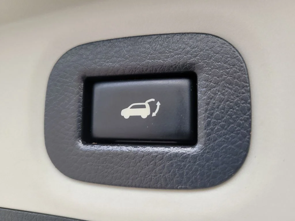 Certified Used 2016 Gray Nissan SL image 9