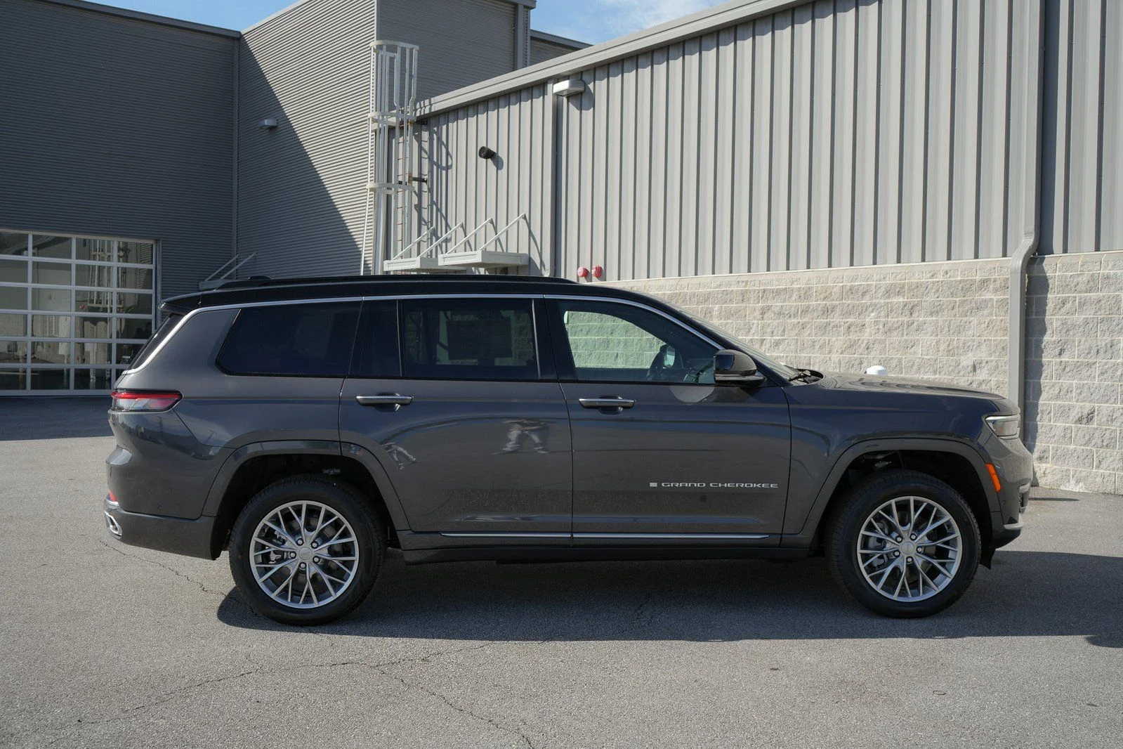 Used 2025 Gray Jeep Summit image 19