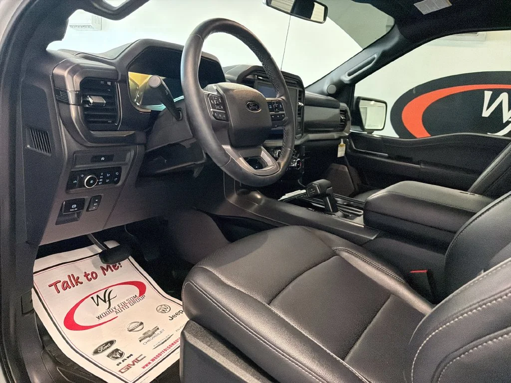 Used 2025 White Ford Lariat image 11