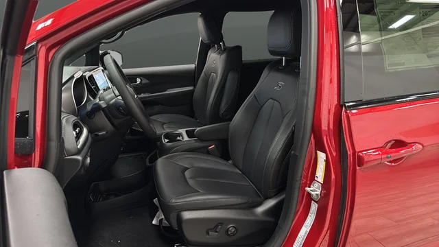 New 2026 Red Hot Pearl-Coat Exterior Paint Chrysler Select image 9
