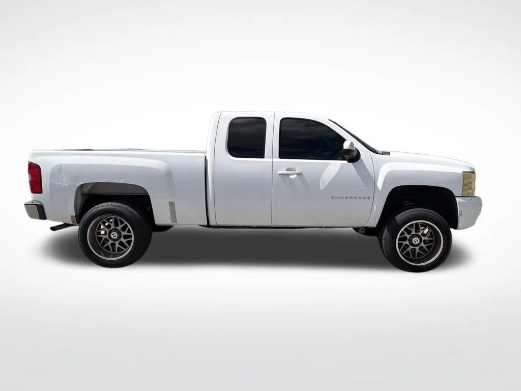 Used 2009 Summit White Chevrolet LTZ image 4