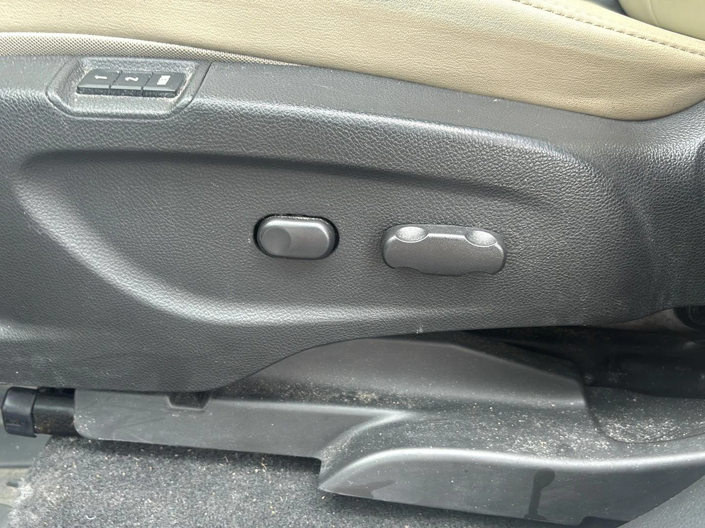 Used 2018 White Frost Tricoat Buick Premium image 20
