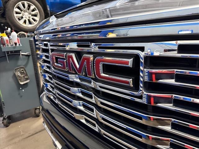 Used 2025 Onyx Black GMC Denali image 6