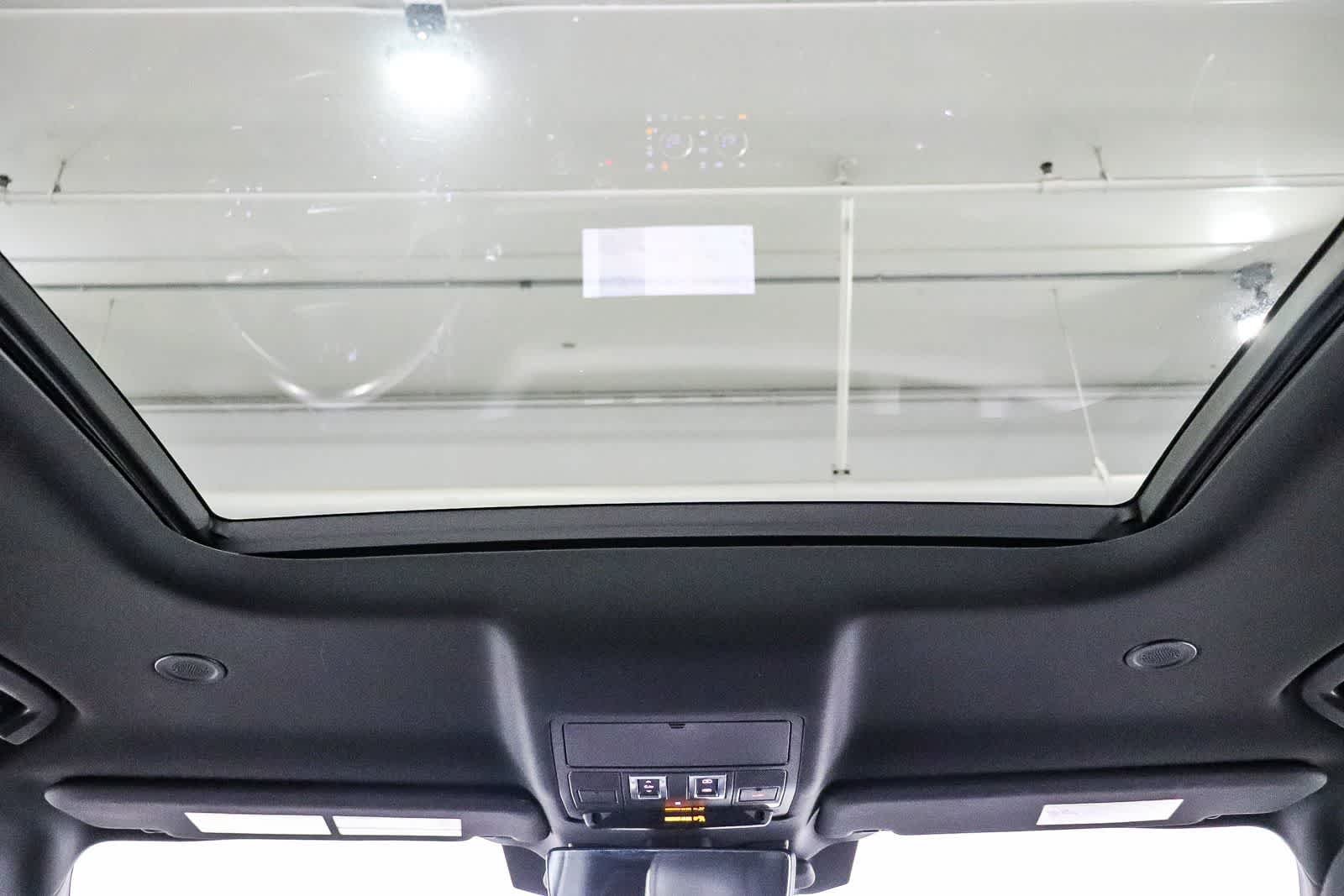 Used 2021 Black Land Rover X-Dynamic HSE image 12