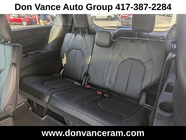 2025 Chrysler Pacifica Select - Photo 23