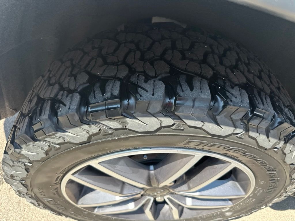 Used 2020 White Jeep Laredo image 6