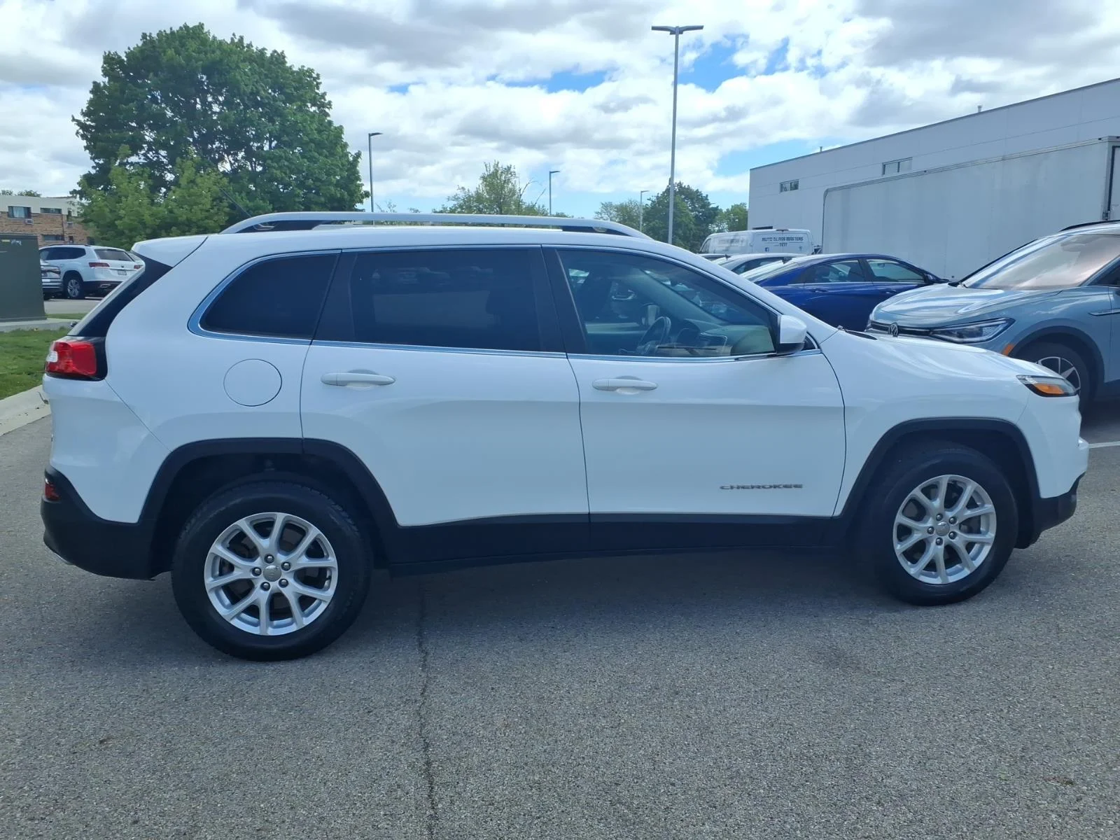 Used 2015 White Jeep 4WD 4DR LATITUDE image 8