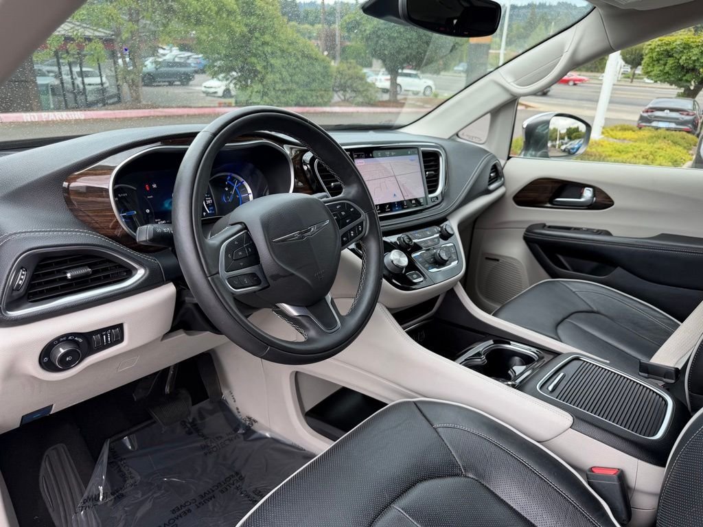 Used 2022 Granite Crystal Metallic Clearcoat Chrysler Limited image 17
