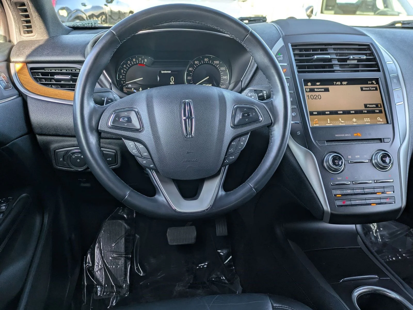 Used 2017 Red Lincoln Select image 8