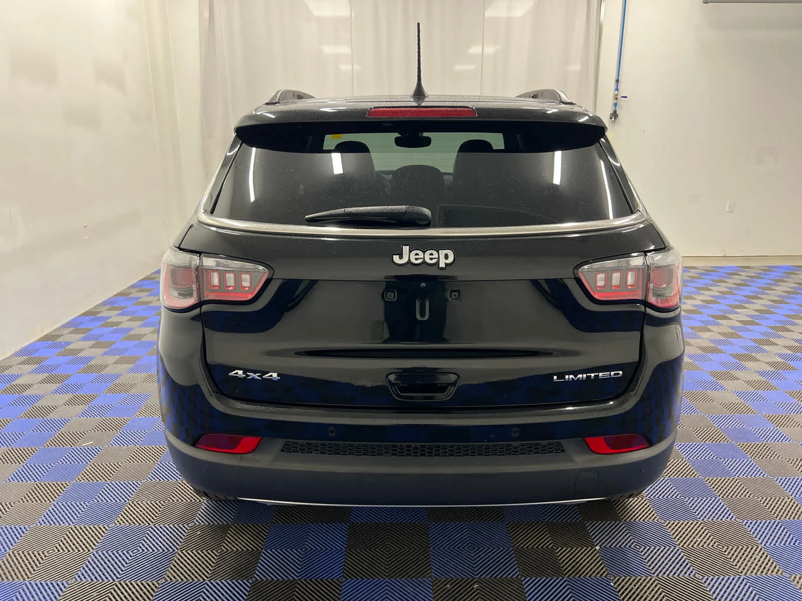 Used 2023 Diamond Black Crystal Pearlcoat Jeep Limited image 10
