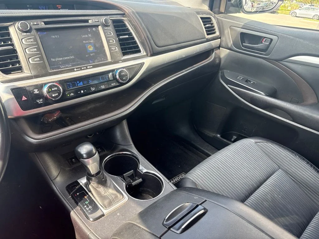 Used 2016 Gray Toyota LE V6 image 21