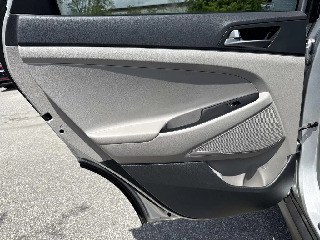 Used 2017  Hyundai Sport image 13