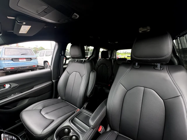 New 2027 Diamond Black Crystal Pearl-Coat Exterior Paint Chrysler Select image 26