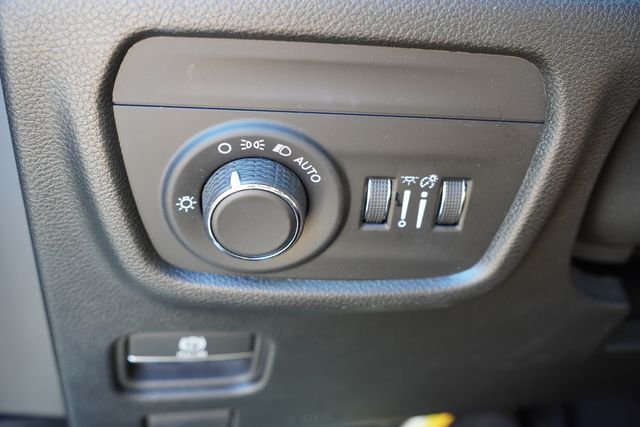 Used 2023 Silver Jeep Altitude X image 25