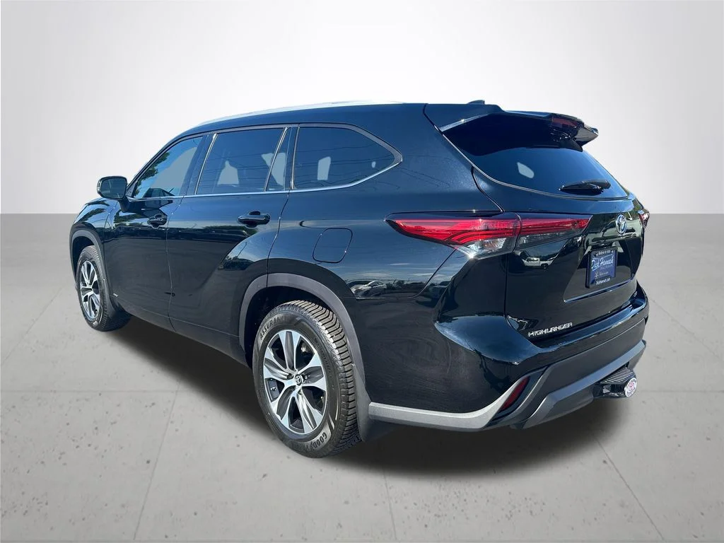 Used 2022 Black Toyota XLE image 9