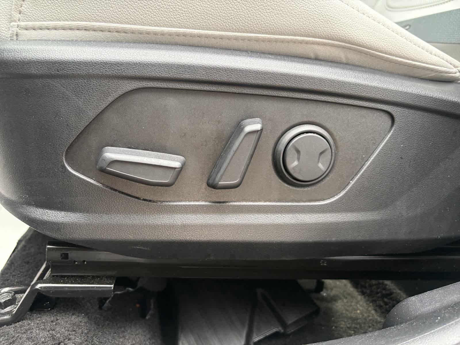 Used 2025 Hampton Gray Hyundai SEL image 25
