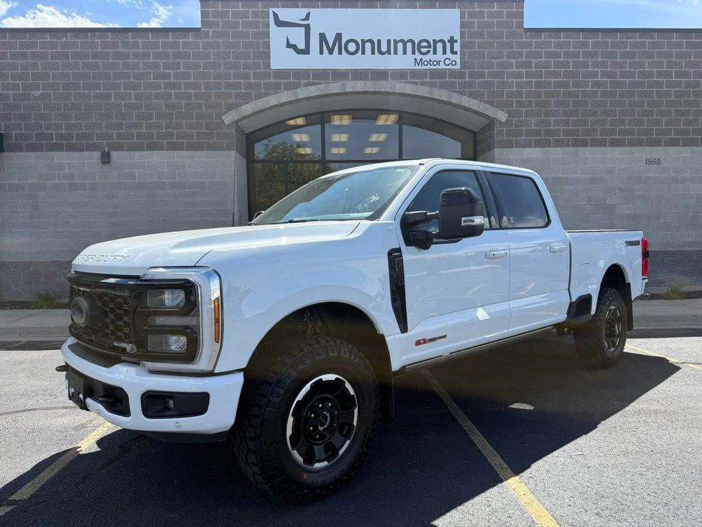 Used 2025 Oxford White Ford LARIAT 4WD CREW CAB 6.75 BOX image 1