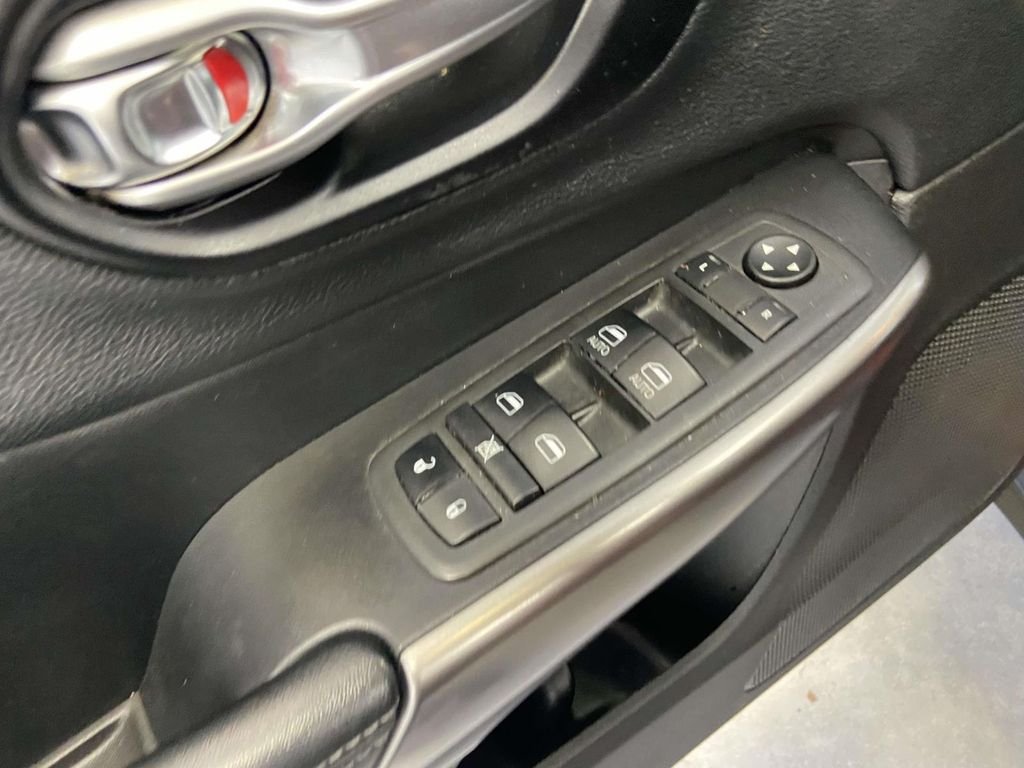 Used 2021 Red Jeep Latitude image 17