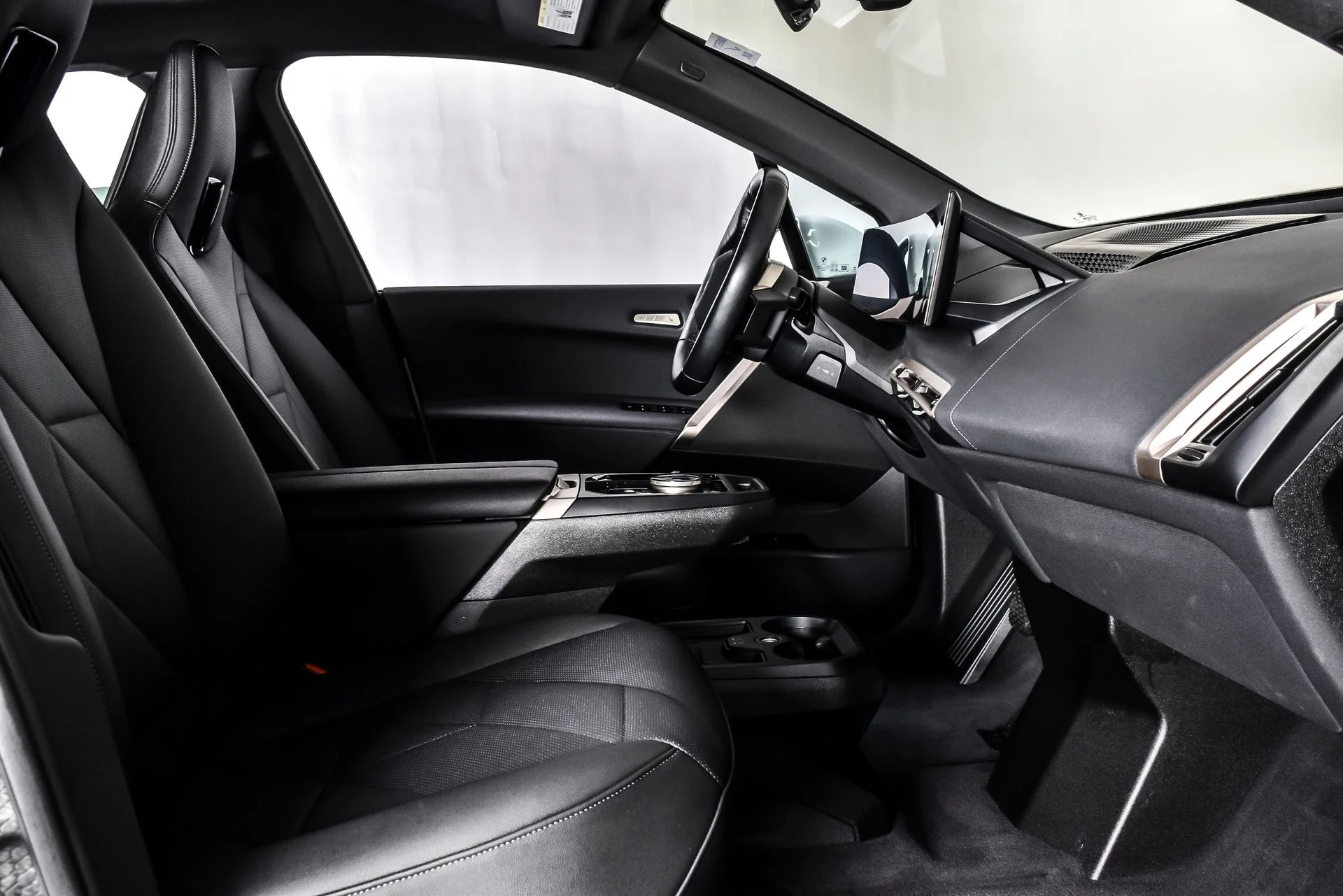 Used 2024 Alpine White BMW xDrive50 image 22
